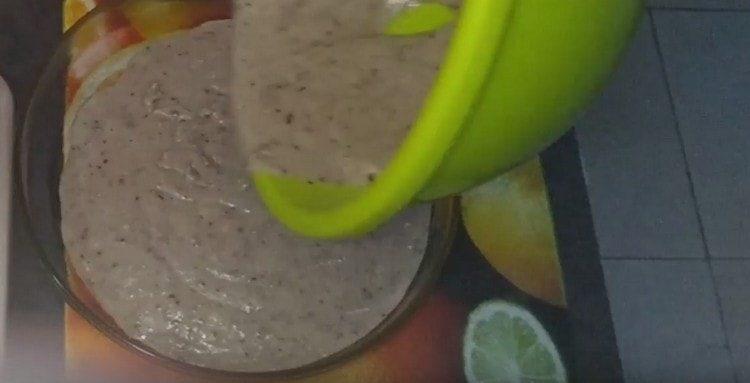 Verser la pâte finie dans un moule graissé.