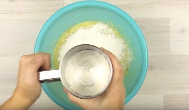 מנפים את הקמח ומשרים את הבצק.