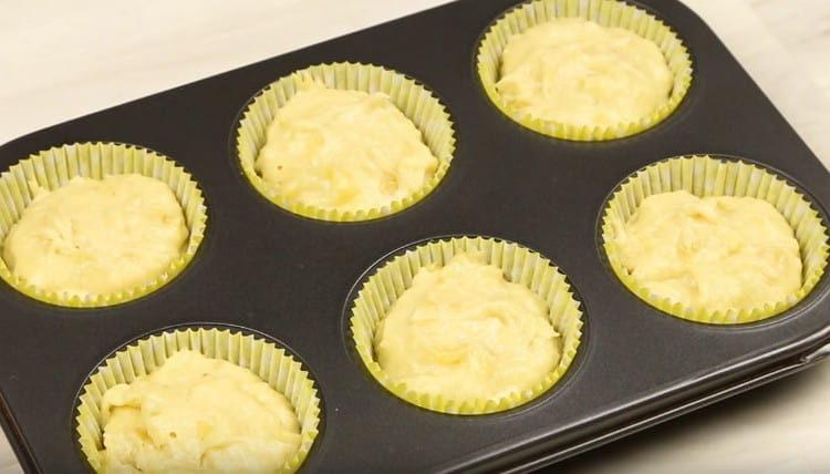 שים את הבצק בתבניות,