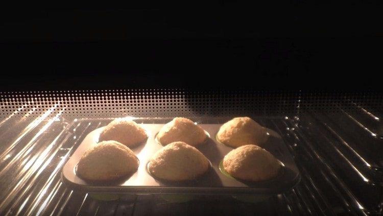 Ponemos el formulario con muffins en el horno.