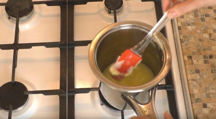 Primero necesitas derretir la mantequilla.