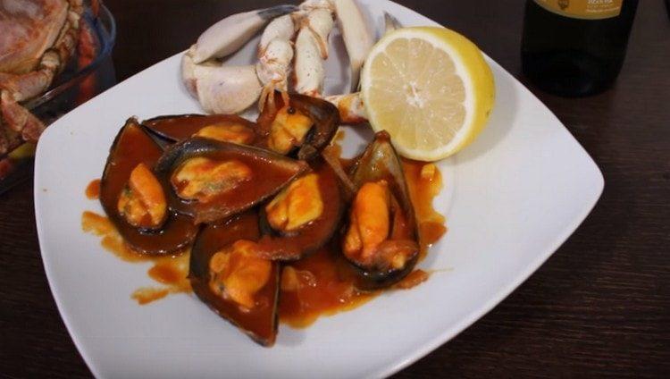 Los mejillones en salsa de tomate se pueden servir con limón.