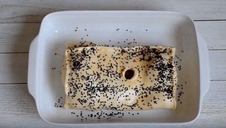 В центъра на детайла правим дупка за изпускане на пара, можете също да намажете тестото с жълтък и да поръсите със сусамово семе.