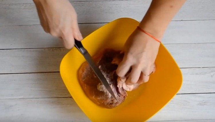 месото се измива и почиства от филми.