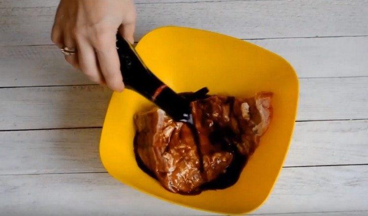 Залейте месото със соев сос.