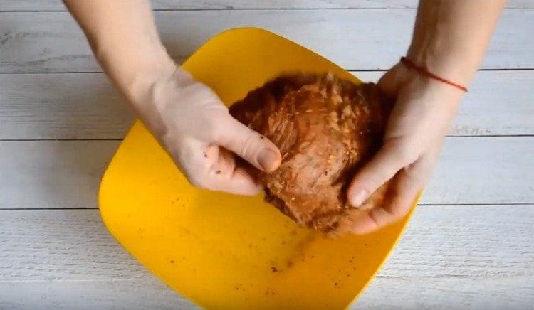 Изцедете маринатата и разтрийте месото с подправки.