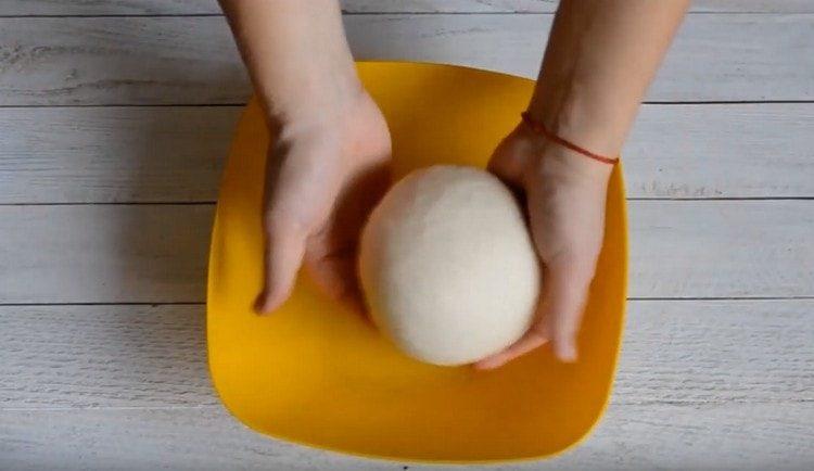 Омесете гладко еластично тесто.