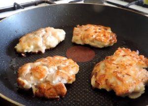 Prăjim carne delicioasă albaneză în conformitate cu o rețetă pas cu pas cu o fotografie.