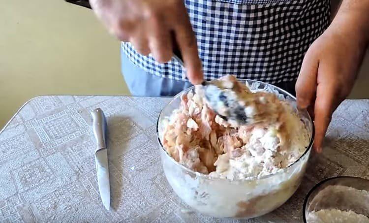 Sare și piper masa, se amestecă bine.