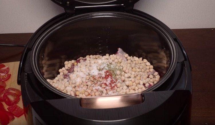 Adăugați sare și condimente.