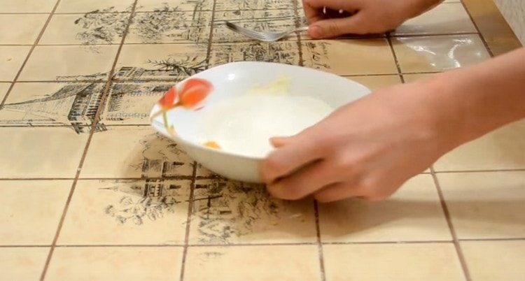 Ajouter le sucre et la farine à l'oeuf et tout broyer à la fourchette.