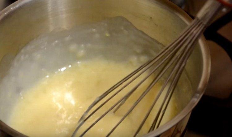 Cuire la crème jusqu'à épaississement.