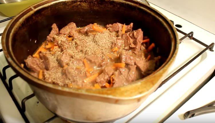 Idagdag ang zira sa ulam.