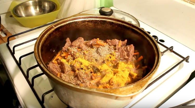 Magdagdag ng turmerik para sa kulay.