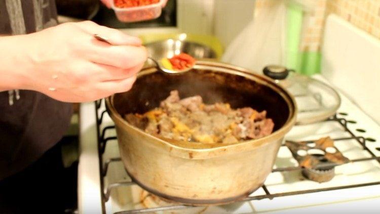 Asin at paminta ang ulam sa panlasa.