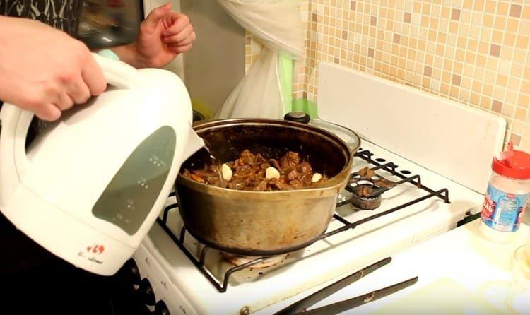 Magdagdag ng tubig at isang maliit na bawang kung nais.