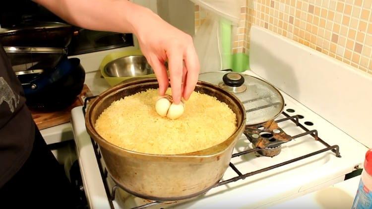 Inilalagay namin sa isang pilaf ang isang peeled head ng bawang.