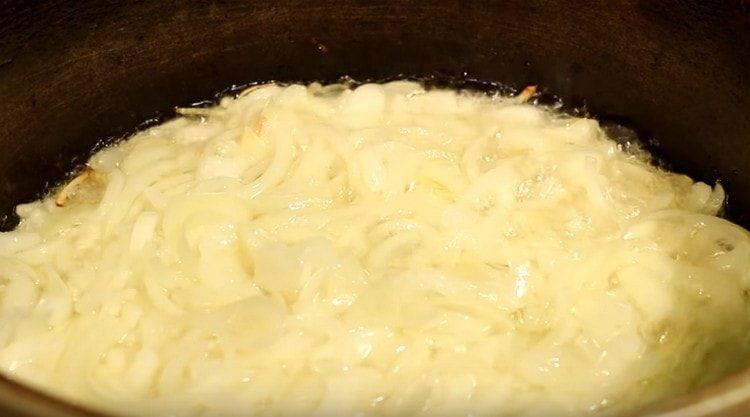 Una ilagay ang sibuyas sa kaldero.