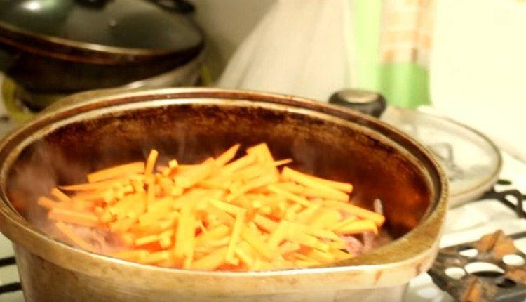 Susunod, ikalat ang mga karot sa kaldero.