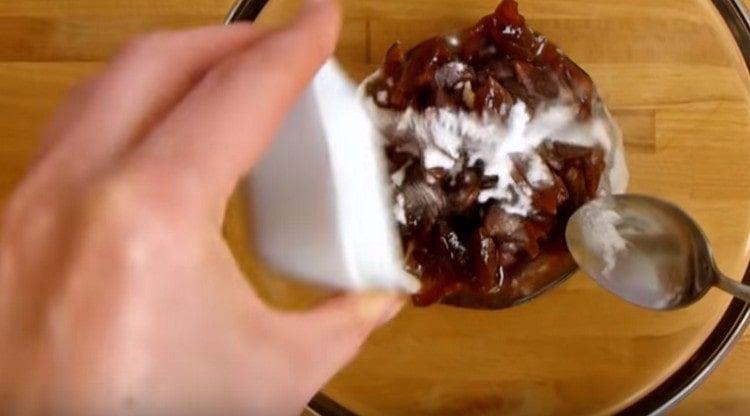 Amestecați dulceața cu sifon.