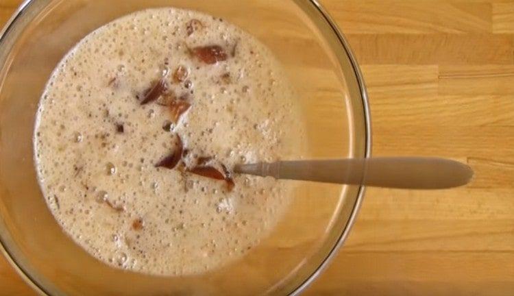 La amestecarea gemului cu sifon, se formează o spumă.