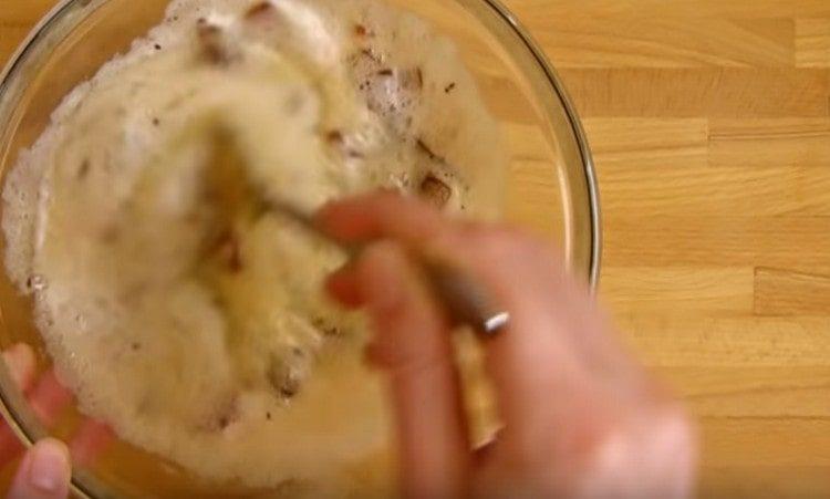 Bateți un ou separat și adăugați la gem.