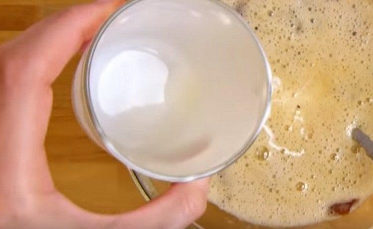 Adăugați un pahar de kefir.