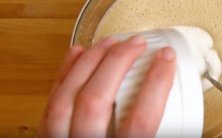 Adăugați zahărul și amestecați totul.