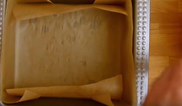 Acoperim vasul de copt cu pergament.