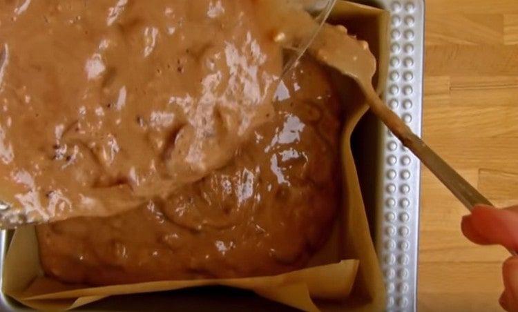 Se toarnă aluatul în formă, se trimite la cuptor.