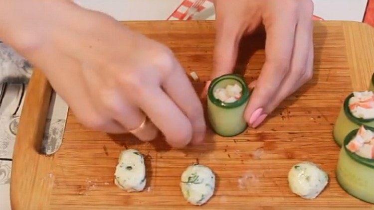 puneți bețișoare de crab peste fiecare sul.