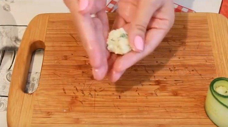 Din umplutura de branza formam bile mici.