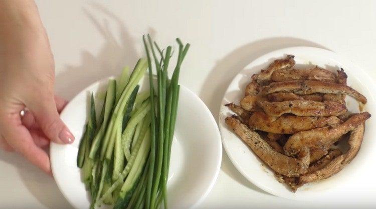 Pinutol namin ang mga sariwang mga pipino na may manipis na mga guhit.