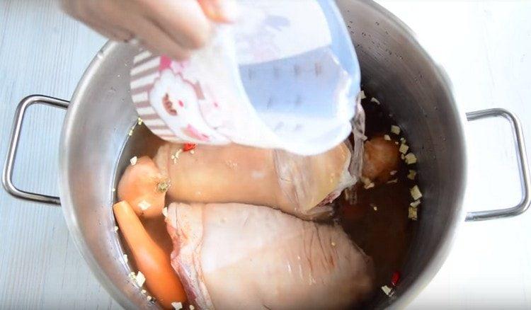 Ajouter de l'eau et mettre les jointures pour cuire.