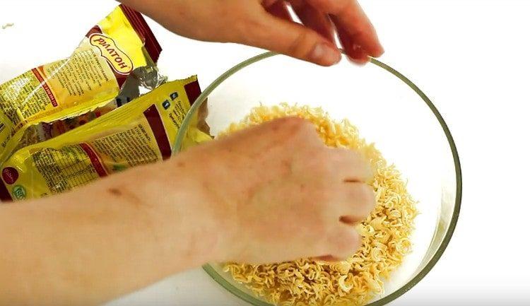 pune rollton într-un bol.