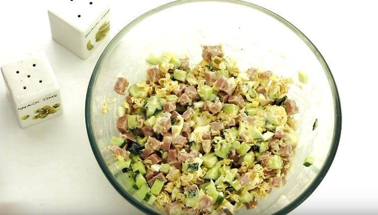 o astfel de salată rollton trebuie infuzată, astfel încât tăiței să fie umflate.