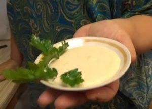 Preparamos um molho de alho cremoso picante de acordo com uma receita passo a passo com uma foto.