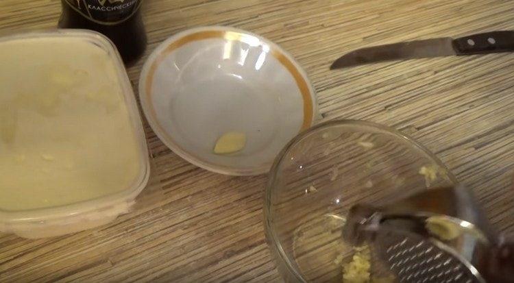 Protlačte česnek lisem.