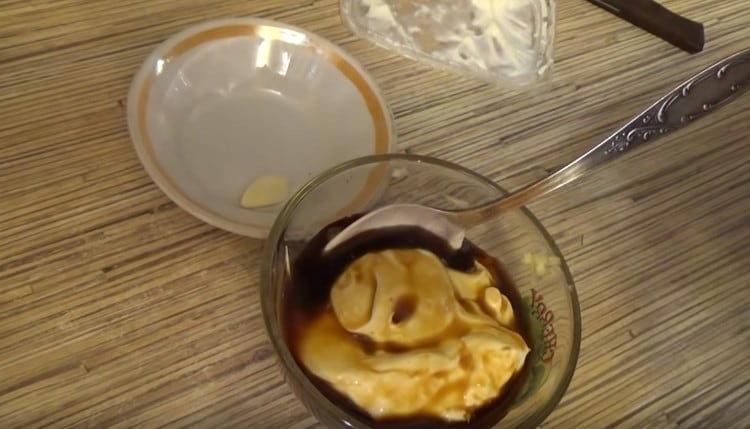 Do česneku přidejte zakysanou smetanu a sojovou omáčku.