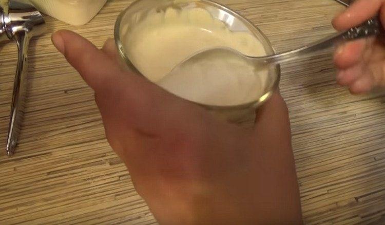 Krémová česneková omáčka je připravena.
