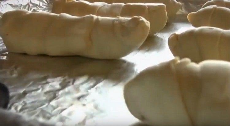 puneți produsele formate pe o foaie de copt.