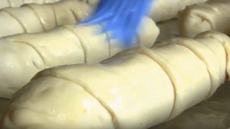 ungeți piesa de prelucrat cu un amestec de ouă și lapte.