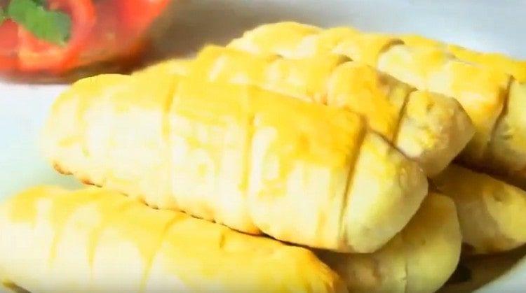 Cârnații în aluat cu brânză sunt foarte gustoși.