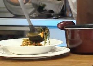 Gătiți o supă delicioasă de legume pe stocul de pui conform unei rețete pas cu pas cu o fotografie.