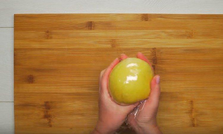 Vi anbringer dejen i klamfilm og lader den hvile.