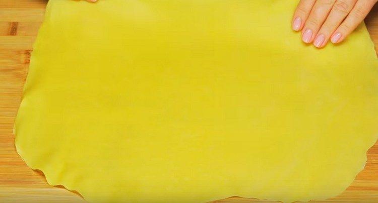 Opdel dejen i to og rull den tyndt.