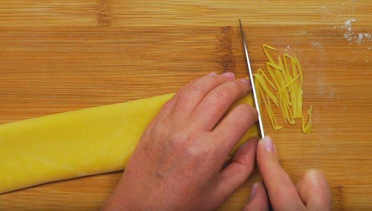 Skær dejen i nudler.