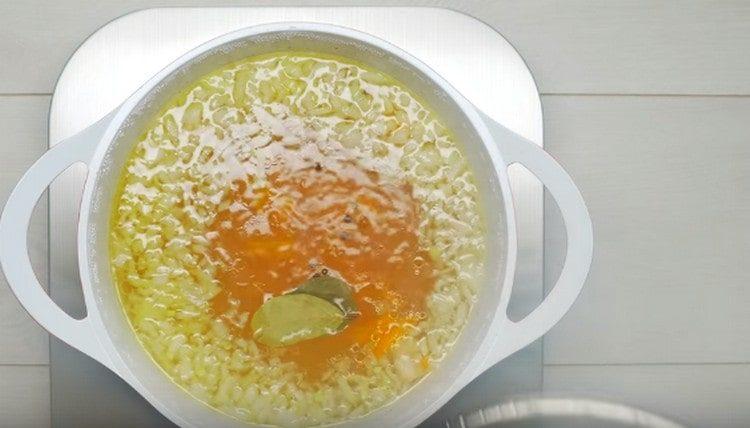 Tilføj ærter og laurbærblade til bouillon.