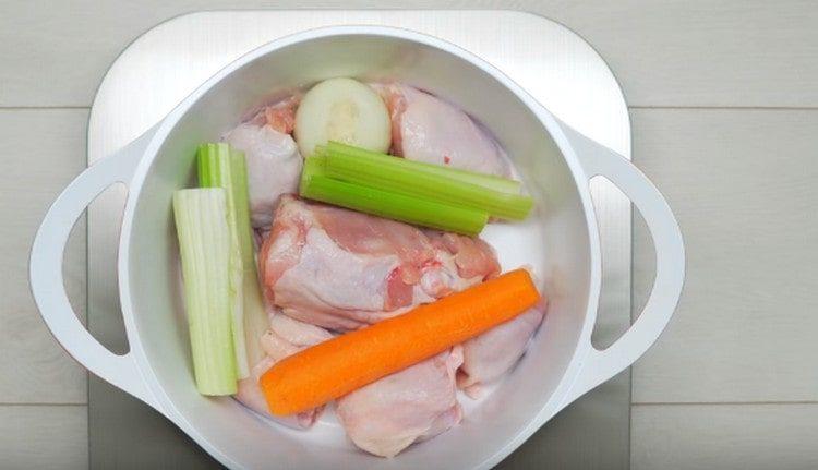 Tilføj selleri stilke.