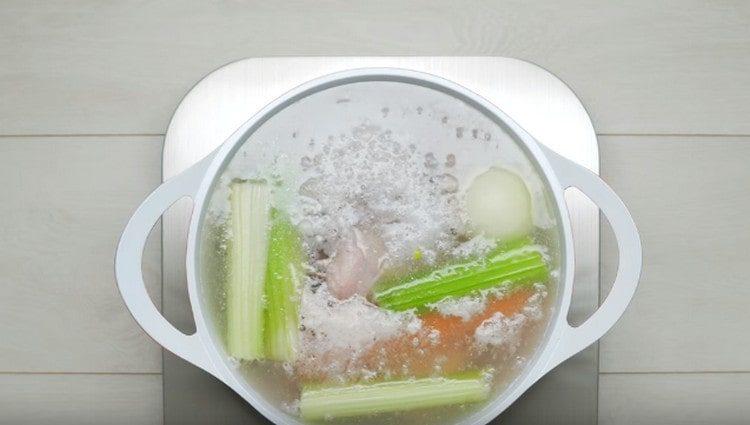 Hæld en ode i gryden og kog bouillon.